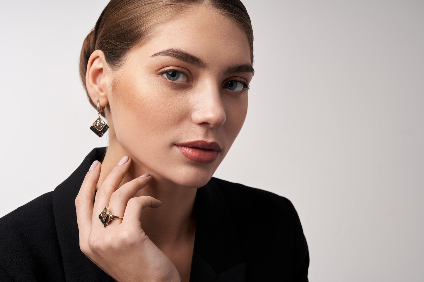Young brunette model demonstrating jewelry 7502 7041